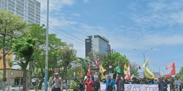 Tolak Kenaikan Harga Aliansi Mahasiswa Gresik ‘Serbu’ Kantor Bupati