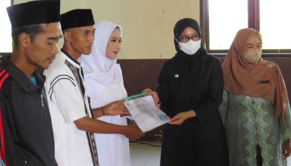 Di Aula MWC NU Rogojampi, Bupati Banyuwangi Serahkan Adminduk Hasil Isbat Nikah Terpadu