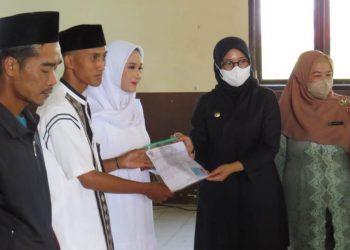 Di Aula MWC NU Rogojampi, Bupati Banyuwangi Serahkan Adminduk Hasil Isbat Nikah Terpadu