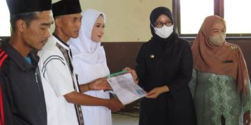 Di Aula MWC NU Rogojampi, Bupati Banyuwangi Serahkan Adminduk Hasil Isbat Nikah Terpadu