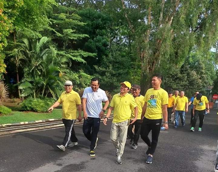 Makin Mesra, Gus Muhdlor dan Adam Rusydi di Momen Jalan Sehat HUT ke-58 Partai Golkar