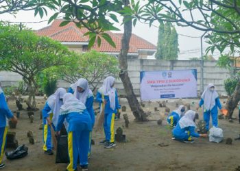 SMA YPM 2 Panjunan Sukodono Lakukan Baksos Bersihkan Makam dan Infaq Tanam Toga