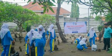 SMA YPM 2 Panjunan Sukodono Lakukan Baksos Bersihkan Makam dan Infaq Tanam Toga