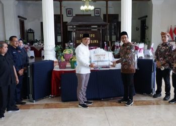 Bupati Sidoarjo Terima Bantuan Walikota Surabaya untuk Korban Puting Beliung
