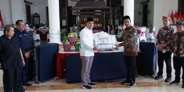 Bupati Sidoarjo Terima Bantuan Walikota Surabaya untuk Korban Puting Beliung