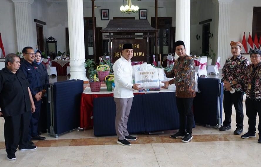Bupati Sidoarjo Terima Bantuan Walikota Surabaya untuk Korban Puting Beliung