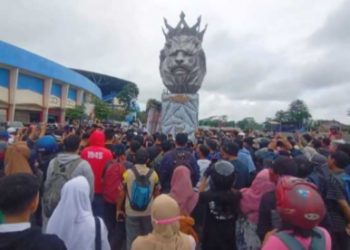 Ratusan Suporter dan Pemain Arema FC Kirim Doa di Patung Singa Tegar Jawara