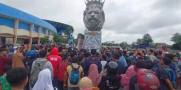 Ratusan Suporter dan Pemain Arema FC Kirim Doa di Patung Singa Tegar Jawara