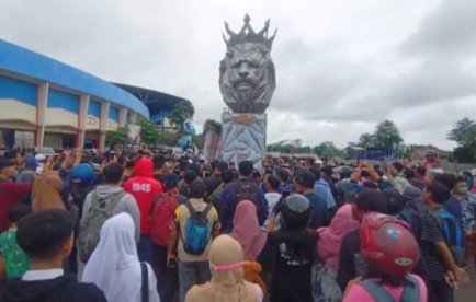 Ratusan Suporter dan Pemain Arema FC Kirim Doa di Patung Singa Tegar Jawara