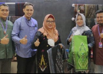 Tembus Pasar Internasional, Tenun Gresik Unjuk Panggung di Jakarta Muslim Fashion Week
