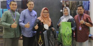 Tembus Pasar Internasional, Tenun Gresik Unjuk Panggung di Jakarta Muslim Fashion Week