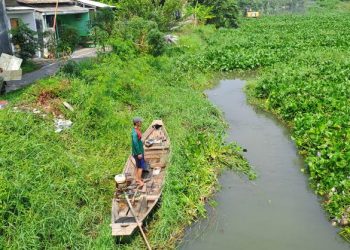 Sungai Penuh Enceng Gondhok Nelayan Rangkah Kidul Tak Bisa Melaut