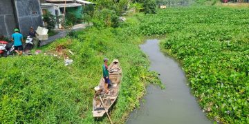 Sungai Penuh Enceng Gondhok Nelayan Rangkah Kidul Tak Bisa Melaut