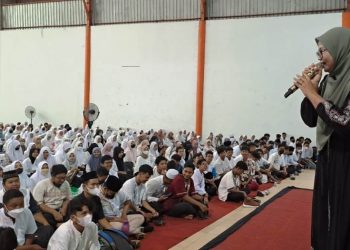 Dwi Ardelina Siswi SMK Sepuluh Nopember Isi Ceramah Peringatan Maulud Nabi Muhammad SAW