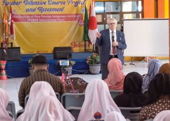 Perkuat  Siswanya Berbahasa Inggris SMP Sepuluh Nopember Hadirkan Mr Graeme Steel  Dari Australia