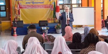 Perkuat  Siswanya Berbahasa Inggris SMP Sepuluh Nopember Hadirkan Mr Graeme Steel  Dari Australia