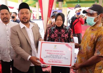 Didampingi Bupati Gresik, Mensos Serahkan Bantuan Mesin Perahu kepada Nelayan Lumpur