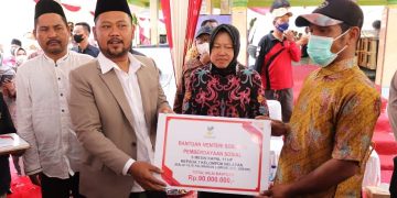 Didampingi Bupati Gresik,  Mensos Serahkan Bantuan Mesin Perahu kepada Nelayan Lumpur