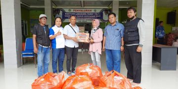 Serahkan Ratusan Paket Bantuan Korban Banjir Cermen, Komunitas “NGOPI” Harapkan Solusi Tuntas dan Permanen Banjir Kali Lamong