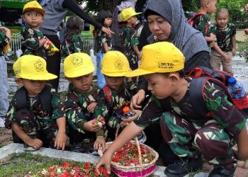 Tanamkan Jiwa Patriotisme Sejak Dini PG-TK Roudlotul Fatah Ziarah TMP