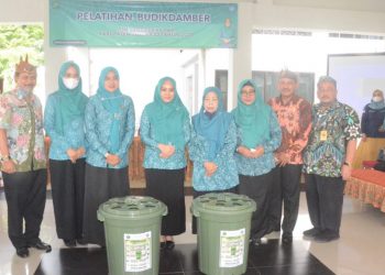 PKK Sidoarjo  Berkolaborasi Galakkan Budi Daya Ikan Dalam Ember