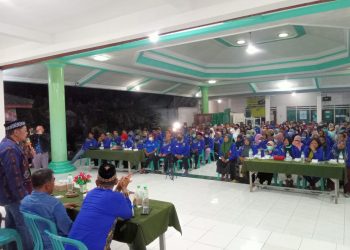 H Khulaim Ingatkan Nilai-nilai Kepahlawanan, dengan Bagi Seribu Jas Hujan ke Warga