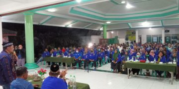 H Khulaim Ingatkan Nilai-nilai Kepahlawanan, dengan Bagi Seribu Jas Hujan ke Warga