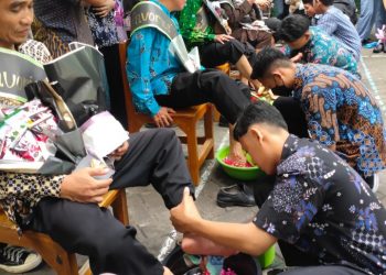 Peringati HGN 2022 Siswa MA Darul Ulum Waru Ta’dzim Pada Guru