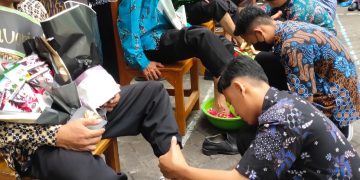 Peringati HGN 2022 Siswa MA Darul Ulum Waru Ta’dzim Pada Guru