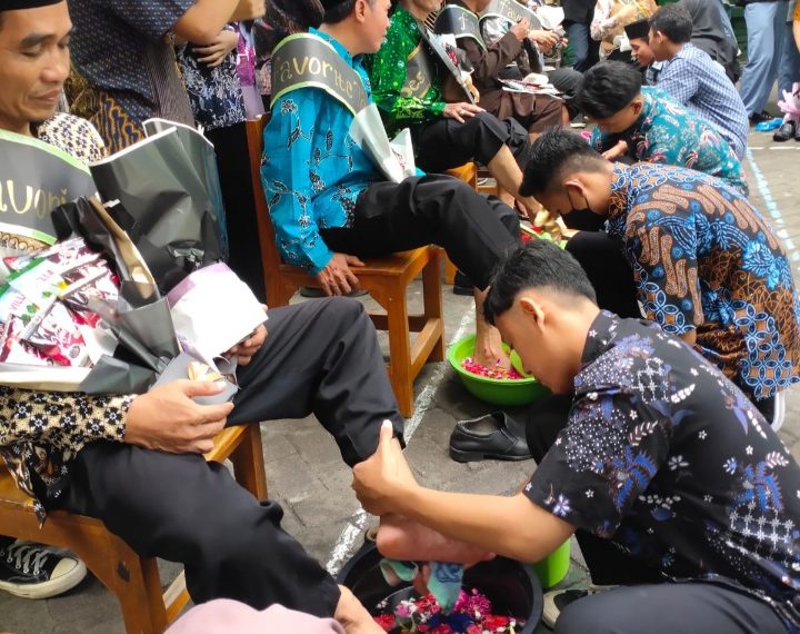 Peringati HGN 2022 Siswa MA Darul Ulum Waru Ta’dzim Pada Guru