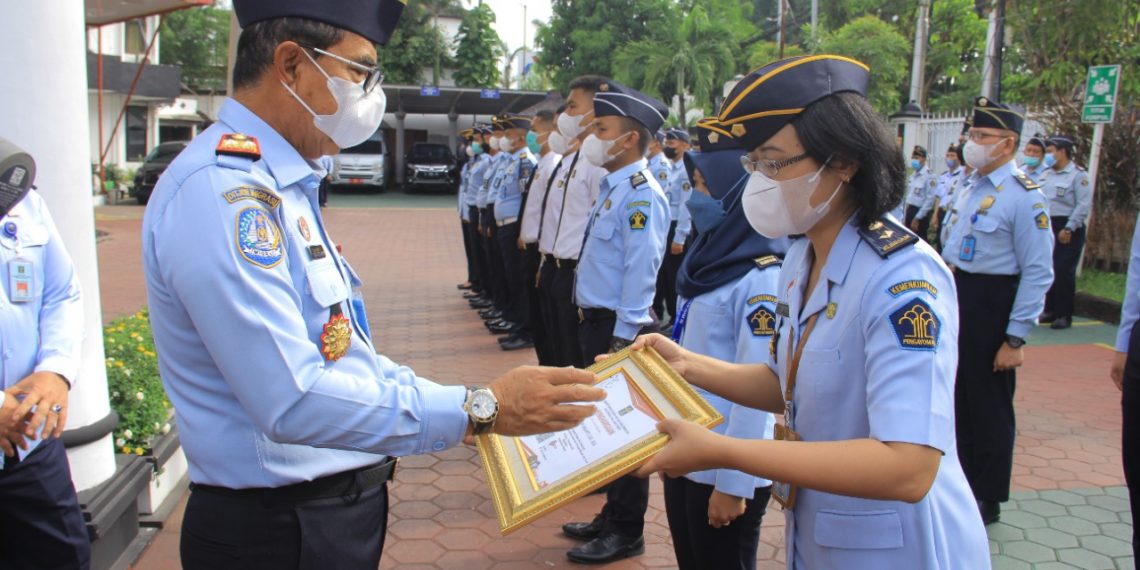 Kemenkumham Jatim Beri Penghargaan Kepada 12 Pegawai Berprestasi dan Berintegritas