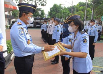 Kemenkumham Jatim Beri Penghargaan Kepada 12 Pegawai Berprestasi dan Berintegritas