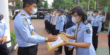 Kemenkumham Jatim Beri Penghargaan Kepada 12 Pegawai Berprestasi dan Berintegritas