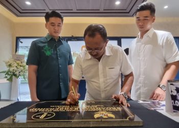 Wawali Surabaya Armuji Resmikan Broadway Barbershop Kris Kencana