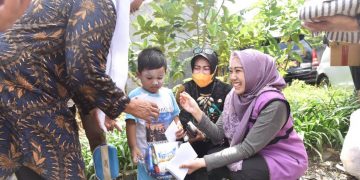 Ketua PKK Sidoarjo Ny Sa’adah Beri Bantuan Susu Untuk Balita Korban  Puting Beliung