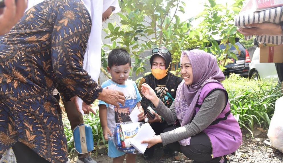 Ketua PKK Sidoarjo Ny Sa’adah Beri Bantuan Susu Untuk Balita Korban Puting Beliung