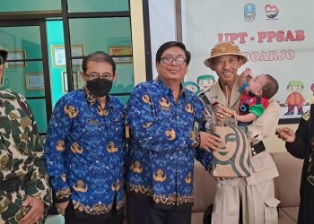 Siswa SMA Negeri 1 Wonoayu Memaknai Hari Pahlawan Dengan Berbakti Sosial ke UPT PPSAB