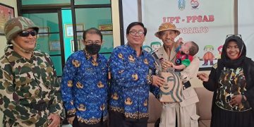 Siswa SMA Negeri 1 Wonoayu Memaknai Hari Pahlawan Dengan Berbakti Sosial ke UPT PPSAB