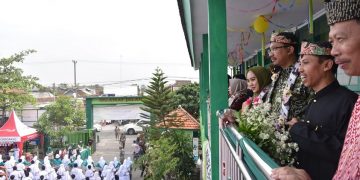 Bupati Muhdlor Bangga Saksikan Tarian Kolosal ‘Nguyek Kupang’ Siswa SMP Negeri 2 Candi