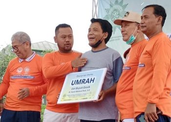 Berhadiah Umrah, Ribuan Warga Gresik Lebur dalam Jalan Sehat Semarak Muktamar 48 Muhammadiyah dan Aisyiyah