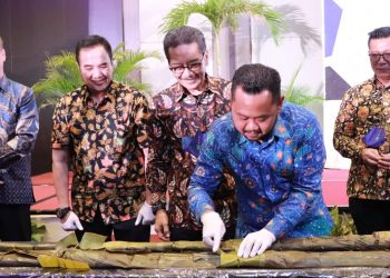 Apresiasi Rekor MURI Pepes Bandeng 1,4 Km, Bupati Gresik: Bandeng Gresik Siap Mendunia