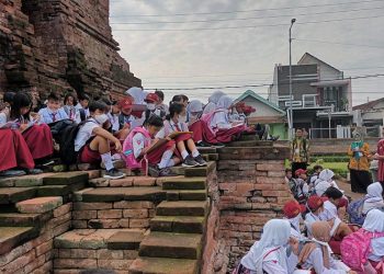 Lestarikan Budaya Lokal SDN Kalipecabean Lakukan Ekplorasi ke Candi Pari