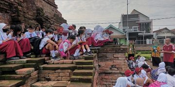 Lestarikan Budaya Lokal SDN Kalipecabean Lakukan Ekplorasi ke Candi Pari