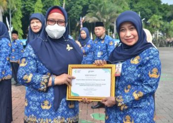 Momen HUT Ke-51 KORPRI, Wabup Gresik Serahkan Bantuan Kemanusiaan ke ASN Berdedikasi