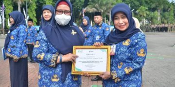 Momen HUT Ke-51 KORPRI, Wabup Gresik Serahkan Bantuan Kemanusiaan ke ASN Berdedikasi