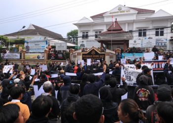 Tuntut Keadilan Tragedi Kanjuruhan, Aremania Geruduk Kejari Batu