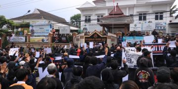 Tuntut Keadilan Tragedi Kanjuruhan, Aremania Geruduk Kejari Batu