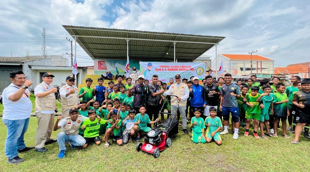 BHS Bantu Mesin Pemotong Rumput, Untuk Dukung Pesebakbola di PS Sinar Harapan