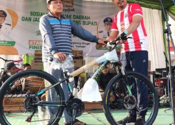 Bupati Beri Hadiah Sepada Pada Pembayar PBB Pertama