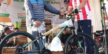 Bupati Beri Hadiah Sepada Pada Pembayar PBB Pertama